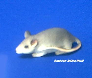 mouse figurine statue 