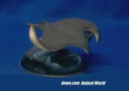 manta ray figurine statue